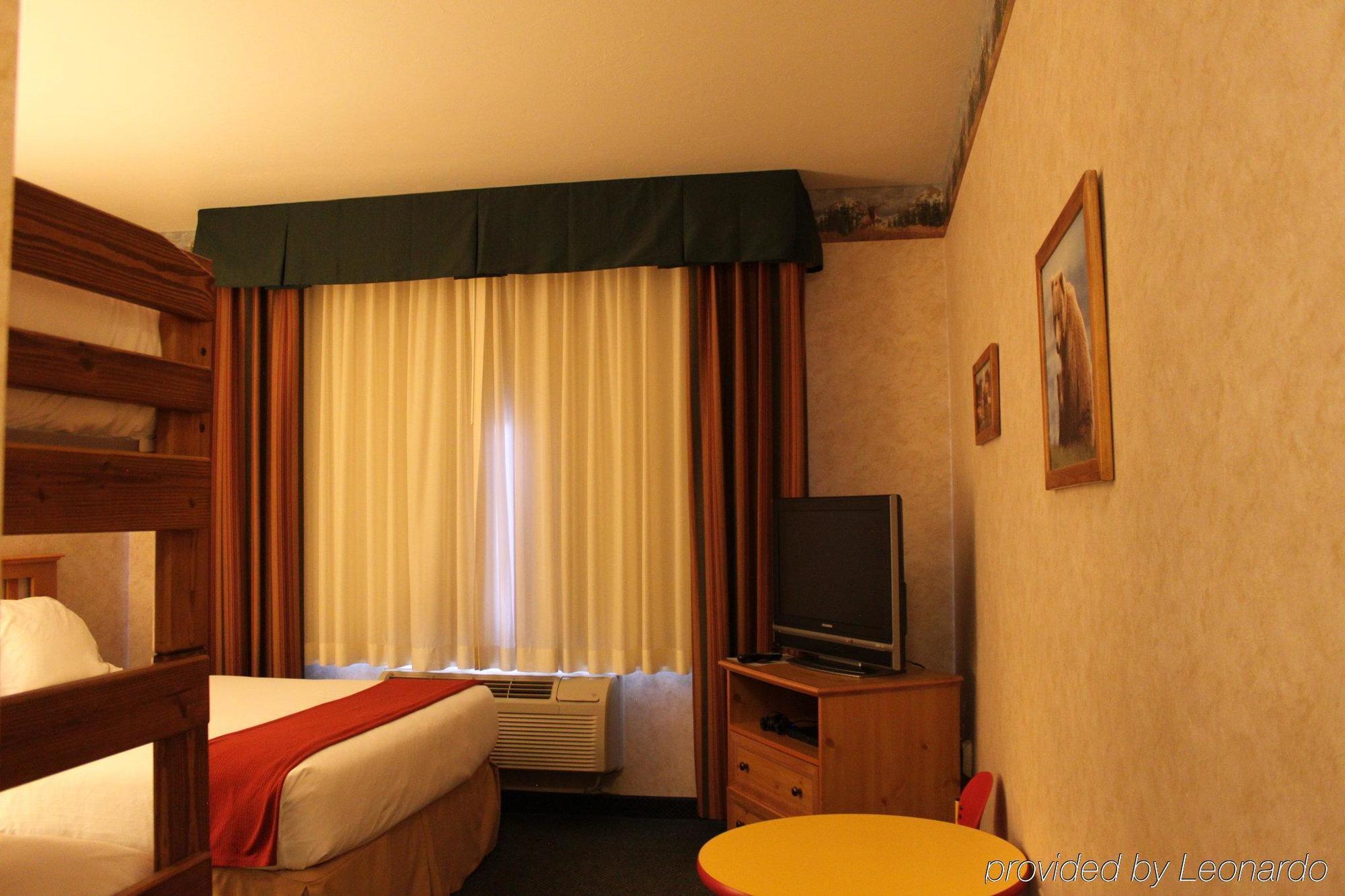 Holiday Inn Express Hotel & Suites Raton By Ihg Exteriör bild
