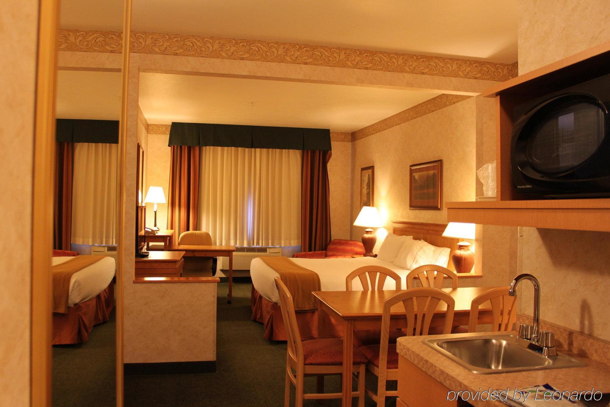 Holiday Inn Express Hotel & Suites Raton By Ihg Exteriör bild